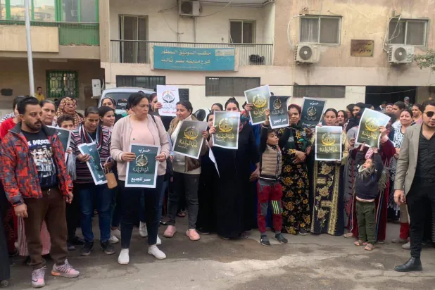 مصريون بمحافظة القاهرة يشاركون في حملة جمع توكيلات لحزب «الجبهة الوطنية» الجديد (صفحة الحزب - فيسبوك)