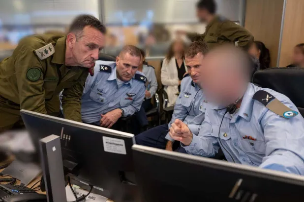 صورة وزعتها وزارة الدفاع الإسرائيلية لرئيس أركان الجيش، هيرتسي هليفي، أثناء تفقد قاعدة جوية تحت الأرض 2 يناير 2025