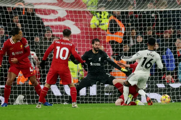 أماد ديالو (رقم 16) يسجل هدف التعادل ليونايتد في مرمى ليفربول (رويترز)