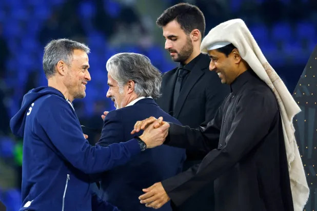 لويس انريكي مع ناصر الخليفي رئيس نادي باريس سان جيرمان عقب النهائي (أ.ف.ب)