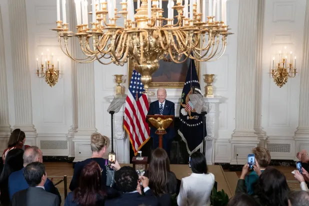  الرئيس الأميركي جو بايدن خلال حديثه للصحافيين في البيت الأبيض الأحد (إ.ب.أ)