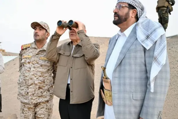 Chairman of the Yemeni Presidential Leadership Council, Governor of Marib and Chief of Staff during a previous visit to the fronts in Marib (Saba)