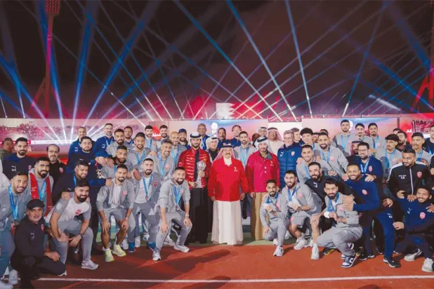 ملك البحرين مع لاعبي المنتخب الفائز بكأس الخليج (وكالة أنباء البحرين)