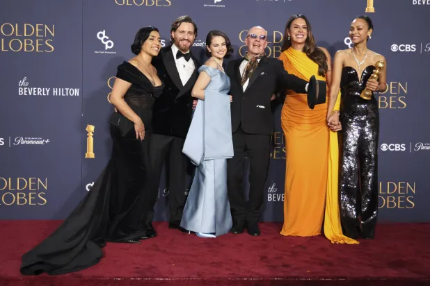 صُناع فيلم «إيميليا بيريز» في حفل «غولدن غلوب» (رويترز)