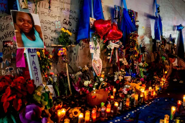 أقام المعزون وقفة احتجاجية في شارع بوربون تكريماً لضحايا الهجوم الإرهابي الذي وقع في الأول من يناير في نيو أورليانز بولاية لويزيانا في الرابع من يناير 2025 قُتل ما لا يقل عن 15 شخصاً وجُرح 30 آخرون في الأول من يناير عندما اصطدمت سيارة بين عشية وضحاها بحشد من الناس في قلب المنطقة السياحية المزدهرة في نيو أورليانز (أ.ف.ب)