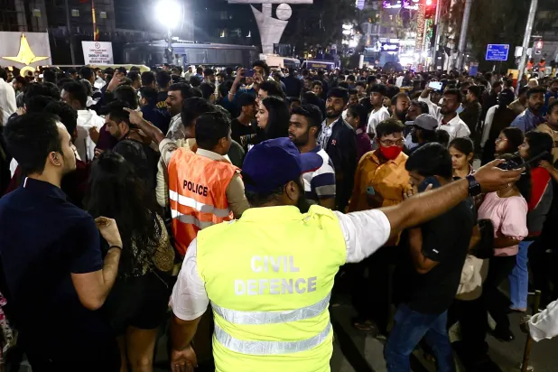 عناصر من قوات الأمن الهندية خلال تأمين احتفالات بداية العام الجديد (إ.ب.أ)