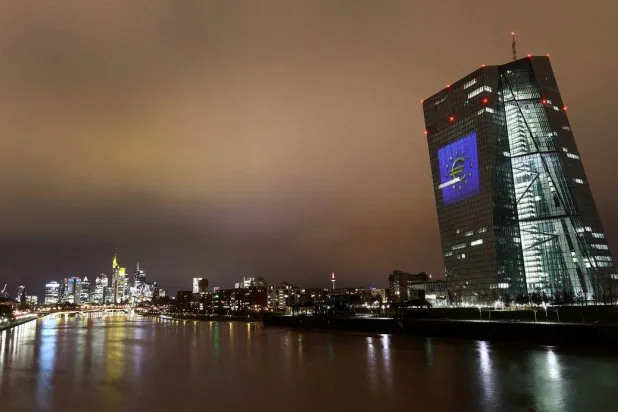 مبنى مقر البنك المركزي الأوروبي خلال غروب الشمس في فرنكفورت (رويترز)