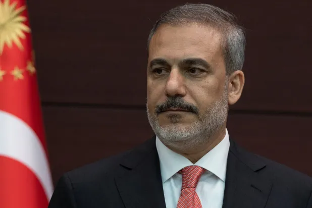 وزير الخارجية التركي هاكان فيدان خلال مؤتمر صحافي في أنقرة (رويترز)