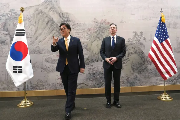 وزير الخارجية الأميركي أنتوني بلينكن ورئيس الجمعية الوطنية الكورية الجنوبية وو وون - شيك في سيول (أ.ف.ب)