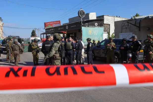 جنود ومسعفون في موقع هجوم بالقرب من قرية الفندق شمال الضفة الغربية الاثنين (أ.ف.ب)