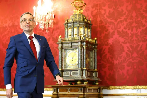 زعيم حزب الحرية اليميني الشعبوي هربرت كيكل يغادر بعد محادثات مع الرئيس النمساوي في قصر هوفبورغ الرئاسي في فيينا (أ.ف.ب)