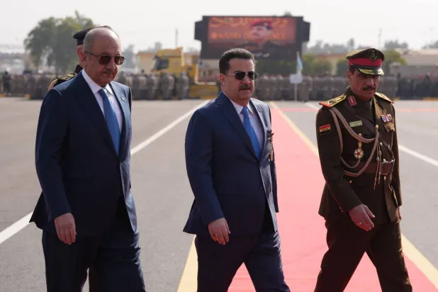 السوداني يتوسط وزير الدفاع ثابت العباسي ورئيس أركان الجيش الفريق أول عبد الأمير رشيد يار الله خلال مراسم إحياء ذكرى تأسيس الجيش العراقي (رئاسة الوزراء)