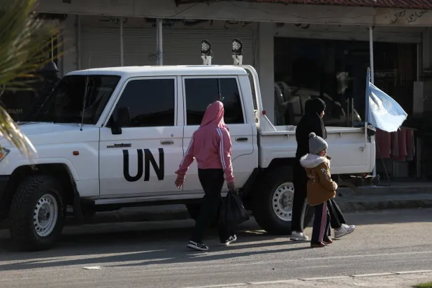 سيارة تابعة للأمم المتحدة في مدينة البعث السورية (أ.ف.ب)