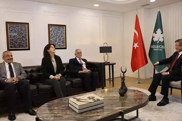 جانب من لقاء رئيس حزب المستقبل أحمد داود أوغلو ووفد إيمرالي (موقع الحزب)