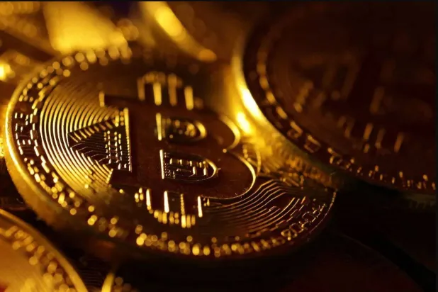 التمثيلات المادية للعملة المشفّرة البتكوين (رويترز)