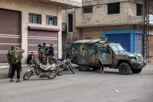 مقاتلو الإدارة السورية الجديدة في مدينة حمص (أ.ف.ب)