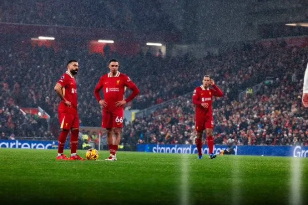 صورة «الثلاثي» الذي تنتهي عقودهم مع ليفربول بنهاية الموسم (حساب محمد صلاح في «إنستغرام»)