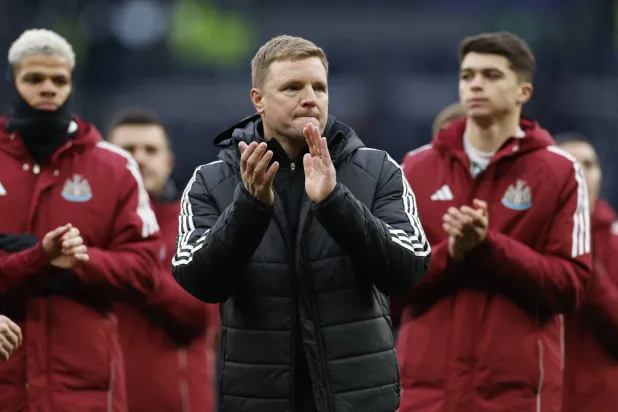 هاو مدرب نيوكاسل يأمل الخروج بنتيجة إيجابية في مواجهة أرسنال (رويترز)