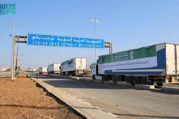 Suudi Arabistan’dan gelen yardımları taşıyan bir tır konvoyu dün Suriye-Ürdün sınırındaki Nasib Sınır Kapısı’ndan Suriye'ye giriş yaptı. (Reuters)