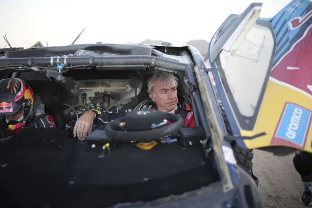 ساينز لم يعد منافساً في الرالي بعد تعطل سيارته (أ.ب)