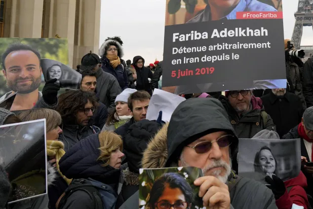 وقفة تضامنية مع فرنسيين تحتجزهم إيران 28 يناير 2024 (أ.ب)