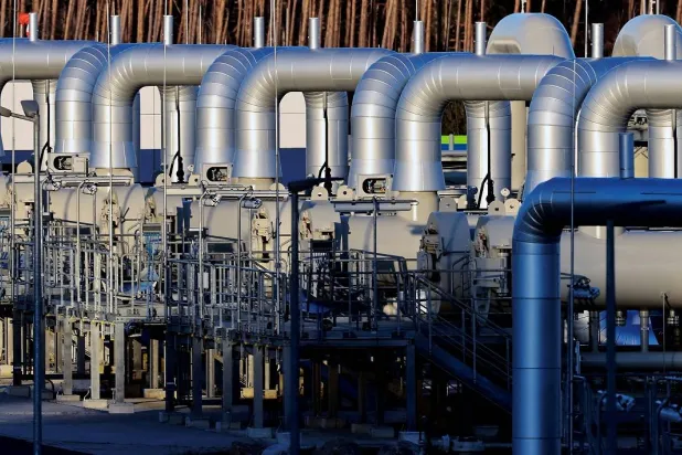 أنابيب بمنشآت وصول خط أنابيب الغاز «نورد ستريم 2» في لوبيمن بألمانيا (رويترز)