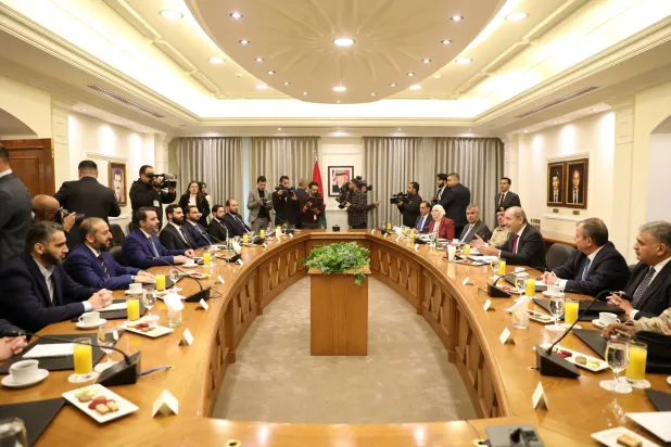 جانب من اللقاء بين الوفدين السوري والأردني في عمان اليوم (رويترز) 