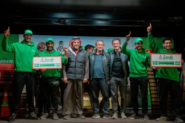 الأمير خالد بن سلطان العبد الله الفيصل مع الطاقم السعودي الذي سيشارك في «رالي داكار» (الاتحاد السعودي للسيارات)