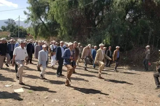 أكاديميون في جامعة صنعاء يشاركون في تدريبات عسكرية أخضعهم لها الحوثيون (إعلام حوثي)