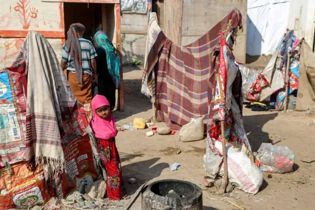 فتاة في مخيم مؤقت للنازحين اليمنيين جنوب الحُديدة في 4 يناير الحالي (أ.ف.ب)