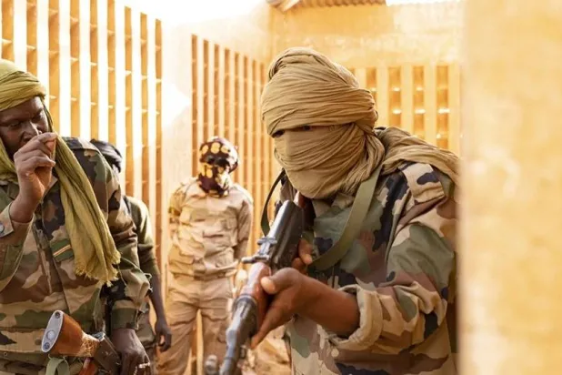 جنود ماليون خلال تدريبات عسكرية على مواجهة الإرهاب (أ.ف.ب)