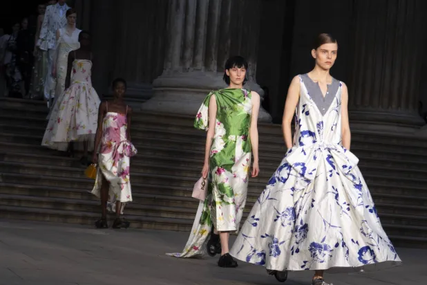 من عرض المصمم التركي الأصل إيرديم (تصوير: جايسون لويد إيفانس)