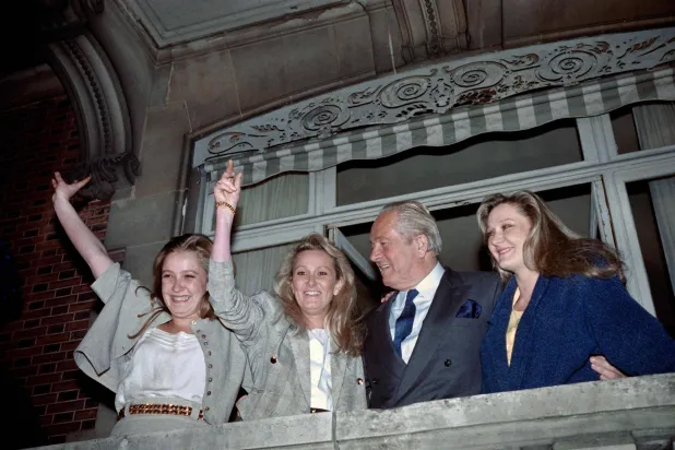 جان ماري لوبن مع بناته خلال حملة انتخابية (أ.ف.ب)