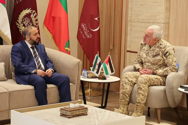 قائد الجيش الأردني اللواء يوسف الحنيطي مستقبلاً وزير الدفاع السوري مرهف أبو قصرة (التلفزيون الأردني)