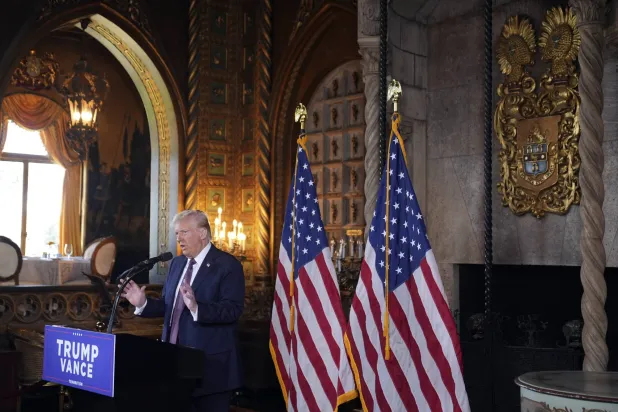 ترمب خلال مؤتمر صحافي داخل «مار إيه لاغو» في «بالم بيتش» بفلوريدا (د.ب.أ)