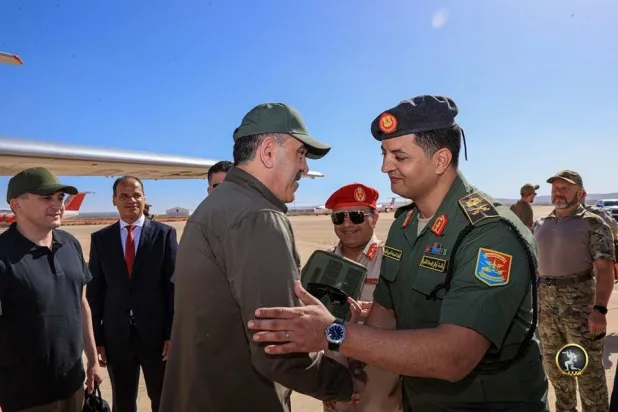 وصول نائب وزير الدفاع الروسي يونس بك يفكيروف إلى مطار بنينا العام الماضي (الجيش الوطني)