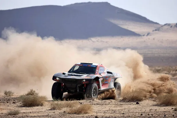 الجنوب أفريقي هينك لاتيغان ما زال يهيمن على الصدارة (رويترز)