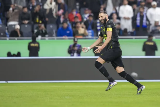 بنزيمة يحتفل عقب الفوز الاتحادي على الهلال (تصوير: يزيد السمراني)