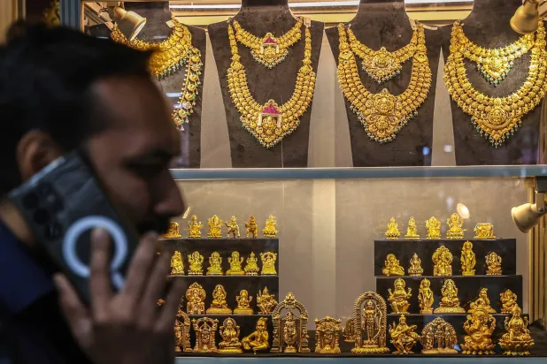 نماذج ذهبية لآلهة الهندوس في جناح المجوهرات خلال النسخة السابعة عشرة من معرض الهند الدولي للمجوهرات (إ.ب.أ)