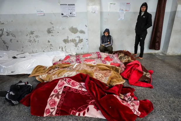 جثامين القتلى نتيجة غارات إسرائيلية على غزة في مستشفى الأهلي المعمداني بالقطاع (رويترز)