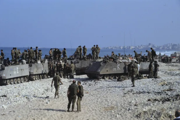 قوات إسرائيلية على شاطئ صيدا خلال اجتياح لبنان عام 1982 (غيتي)