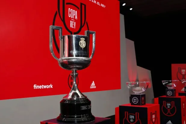 قرعة الدور ثمن نهائي كأس إسبانيا لكرة القدم التي سُحبت الأربعاء (رويترز)