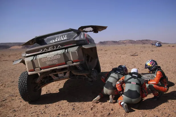 تعرض ناصر العطية لكبوة خلال منافسات رالي داكار (أ.ب)