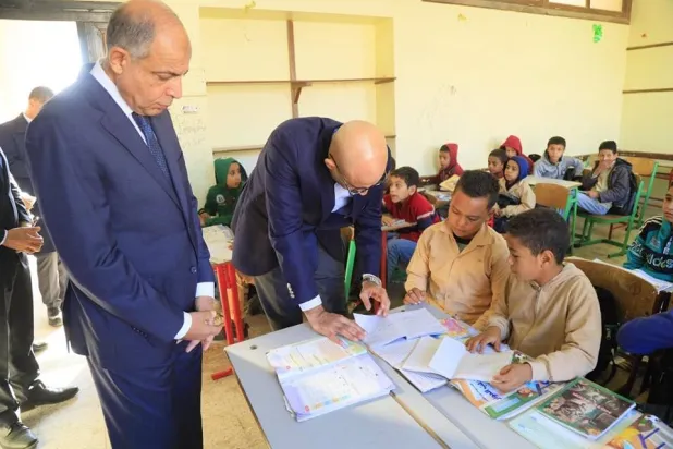 وزير التعليم المصري في جولة تفقدية بإحدى المدارس (وزارة التربية والتعليم المصرية)