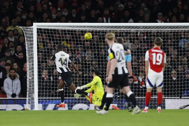 إيساك (يسار) يسجل هدف نيوكاسل الاول في مرمى أرسنال بذهاب نصف نهائي كأس الرابطة  (رويترز)