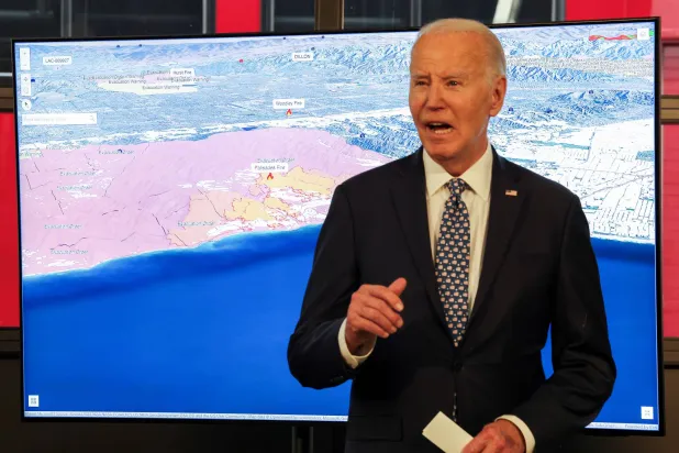 الرئيس الأميركي جو بايدن يتحدث أثناء زيارته لمركز إطفاء سانتا مونيكا لتلقي إحاطة بشأن حرائق الغابات في كاليفورنيا (رويترز)