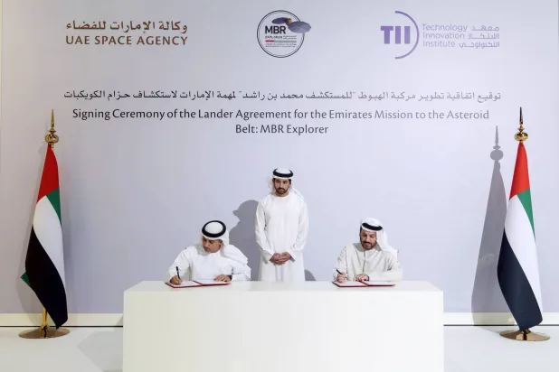 الشيخ حمدان بن محمد ولي عهد دبي وزير الدفاع والدكتور أحمد الفلاسي وزير الرياضة رئيس وكالة الإمارات للفضاء وفيصل البناي مستشار رئيس الإمارات للأبحاث الاستراتيجية والتكنولوجيا المتقدمة ممثل معهد الابتكار التكنولوجي خلال توقيع الاتفاقية (الشرق الأوسط)