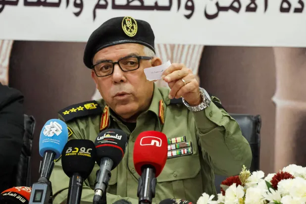 العميد أنور رجب المتحدث باسم قوات الأمن الفلسطينية يتحدث عن عمل الأجهزة الأمنية في مخيم جنين خلال مؤتمر صحافي بالضفة الغربية المحتلة يوم الخميس (رويترز)