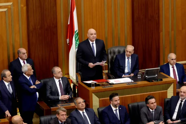 الرئيس اللبناني المنتخب حديثاً جوزيف عون يلقي خطاباً في مبنى البرلمان ببيروت (أ.ف.ب)