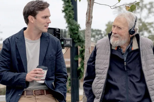 المخرج إيستوود مع نيكولاس هاولت (وورنر)